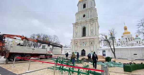 На Софиевской площади в Киеве начали устанавливать елку  - Общество