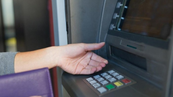 Як зняти готівку з банкомату в Польщі понад ...