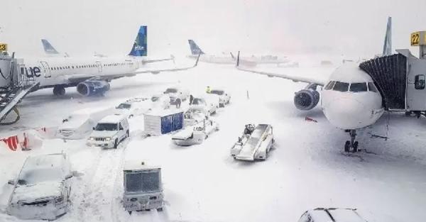 Из-за мощного зимнего шторма авиакомпании США отменили более 1600 рейсов - Общество