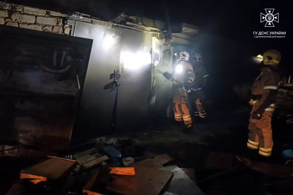 У Кривому Розі під час пожежі у кількох гаражах серйозно постраждала людина. ФОТО | новини Дніпра