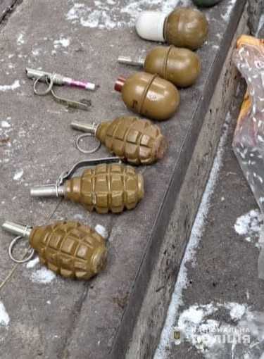 На Дніпропетровщині поліцейські виявили у чоловіка в гаражі схрон гранат та боєприпасів | новини Дніпра