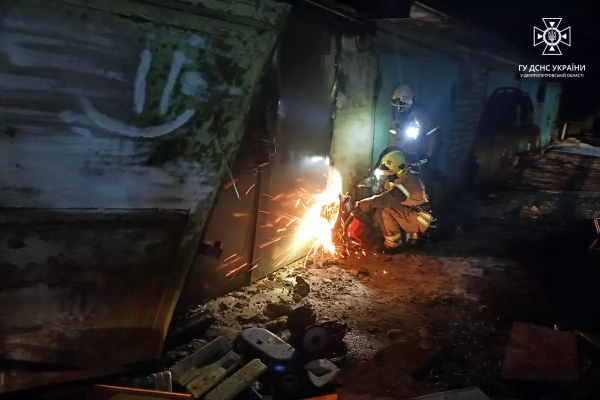 У Кривому Розі під час пожежі у кількох гаражах серйозно постраждала людина. ФОТО | новини Дніпра