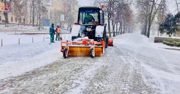 В Киеве коммунальщики ликвидируют последствия снегопада - Общество