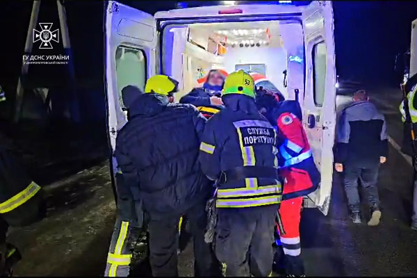 Потрійна ДТП сталася на Дніпропетровщині, одного з поранених діставали з машини рятувальники. ФОТО | новини Дніпра