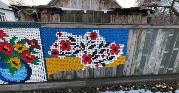 Украина из пластиковых крышечек: супруги из Черниговщины украшают забор необычной мозаикой - Общество
