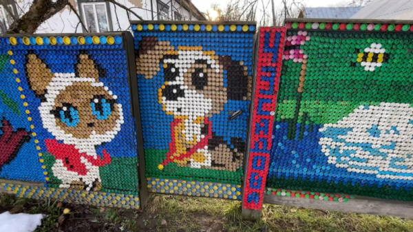 Украина из пластиковых крышечек: супруги из Черниговщины украшают забор необычной мозаикой - Общество