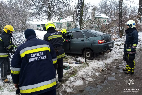 На Дніпропетровщині пожежні дістали з розбитого автомобіля пораненого водія та загиблого пасажира | новини Дніпра