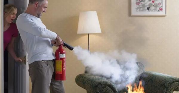 Выбираем огнетушитель для дома: углекислотный погасит пламя, а порошковый – тлеющую мебель - Общество