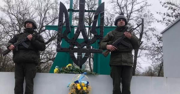 На Аллее Героев Небесной Сотни в Херсоне восстановили герб Украины, который демонтировали оккупанты - Общество
