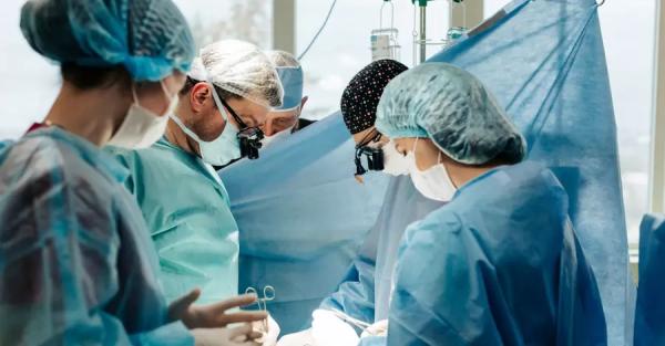 В Украине впервые удалили злокачественную опухоль сердца, вытащив его из грудной клетки - Общество
