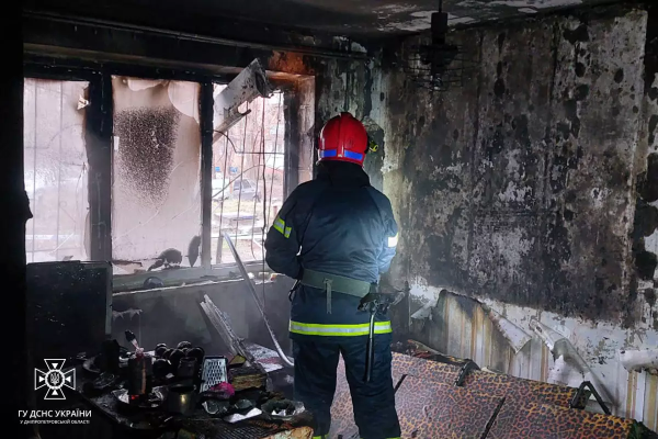 У Кривому Розі під час пожежі у квартирі одна жінка загинула, інша постраждала від чадного газу. ФОТО | новини Дніпра
