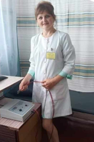 Медсестра-дюймовочка шесть лет живет в миниатюрном доме без света и ведет блог на Youtube - Общество