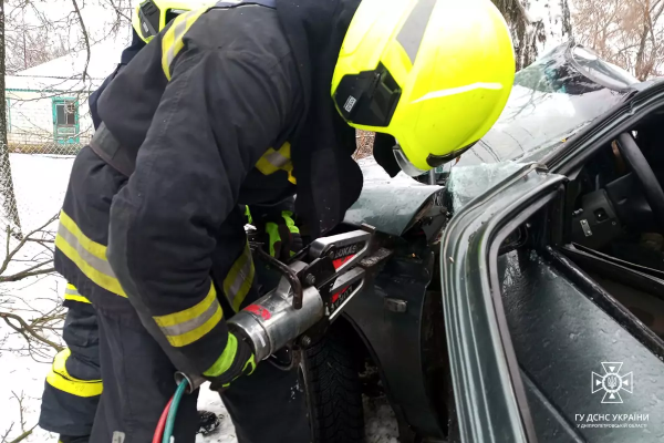 На Дніпропетровщині пожежні дістали з розбитого автомобіля пораненого водія та загиблого пасажира | новини Дніпра