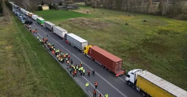 На границе с Польшей в очереди стоят почти 2,5 тысяч грузовиков - Общество