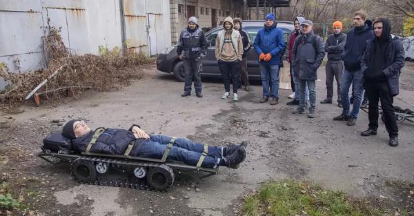 Киевские студенты собирают электрические ноши: и раненого вывезут, и врага взорвут - Общество