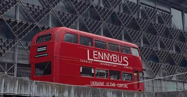 Легендарный красный автобус-кафе Lenny Bus теперь будет стоять возле Житнего рынка  - Общество