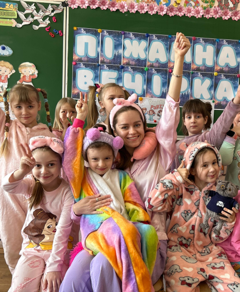Красит школьную доску и отвечает хейтерам: учительница собирает миллионы лайков в ТикТоке - Общество