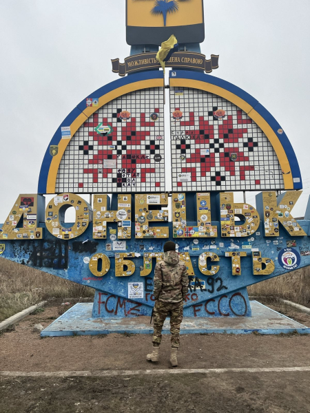 Волонтеры закрасили подписи военных на легендарном потолке при въезде в Донецкую область - Общество