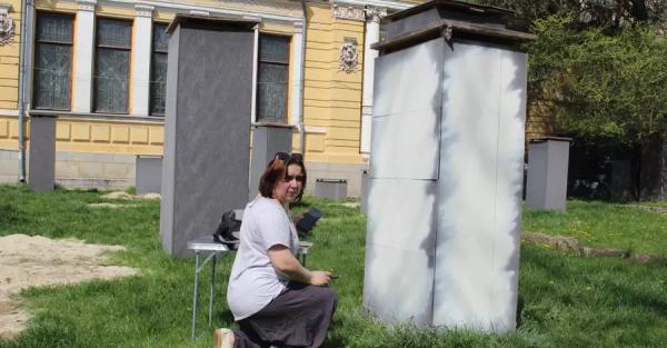 В Днепре защитные коробки для камяенных баб украсят рисунками  - Общество