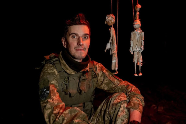 Фронтовой театр марионеток: как военнослужащий-кукловод лечит души бойцов - Общество