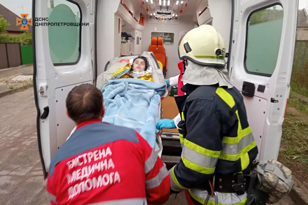 На Дніпропетровщині бійці ДСНС врятували жінку, яка впала у криницю. ФОТО | новини Дніпра
