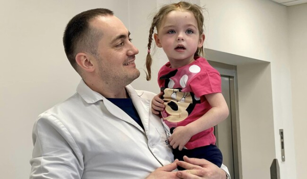 Львовские нейрохирурги спасли девочку из Ирландии, удалив часть мозга - Общество