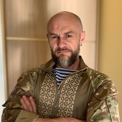 Ветеран и его вышиванки: Байрактар ​​крестиком и особый орнамент на боевой рубашке - Общество