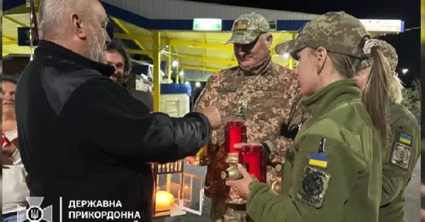 Благодатный огонь прибыл в Украину - Общество