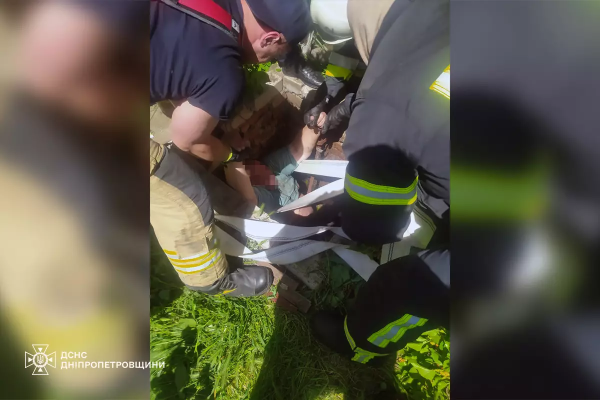У Кривому Розі рятувальники допомогли чоловіку, який впав у глибоку яму з водою. ФОТО  | новини Дніпра