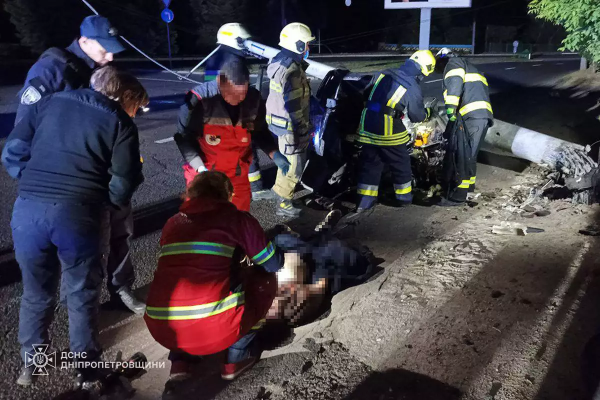 У Дніпрі рятувальники дістали тіло загиблого у ДТП водія із розтрощеної автівки. ФОТО | новини Дніпра