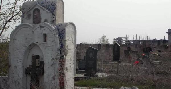 Поминальные дни в Донецке: кладбища заросли и заминированы, идти туда запрещено - Общество