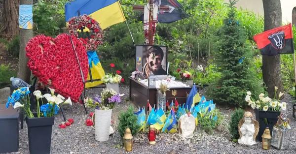 Женщину, повредившую могилы воинов в Киеве, поместили в психушку - Общество