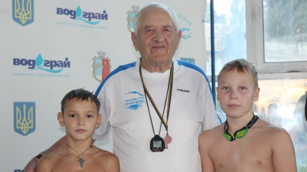 В воде я отдыхаю: история 100-летнего ветерана, установившего мировой рекорд в плавании - Общество