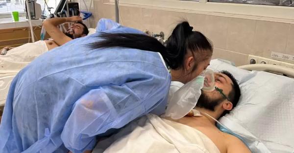 В больнице Мечникова показали поцелуй раненого бойца и его жены через дыхательную маску - Общество