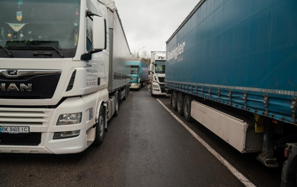 Украина отреагировала на остановку Польшей пропуска грузовиков