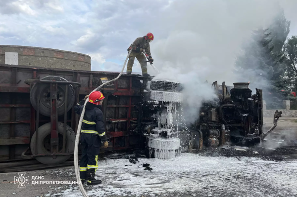 На Дніпропетровщині перекинулася та спалахнула вантажівка, водій потрапив до лікарні. ФОТО | новини Дніпра