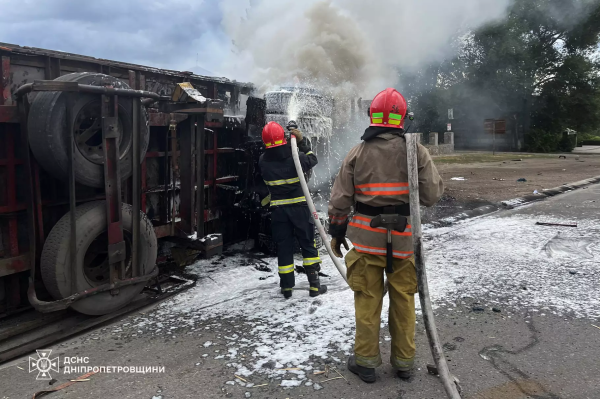 На Дніпропетровщині перекинулася та спалахнула вантажівка, водій потрапив до лікарні. ФОТО | новини Дніпра