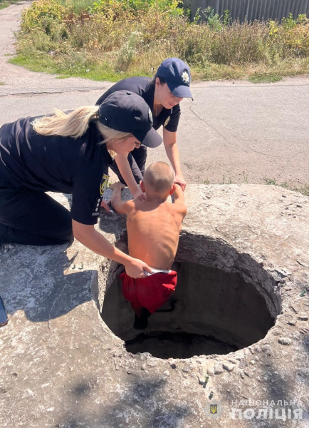 На Дніпропетровщині поліцейські допомогли хлопчику вибратися з технічного колодязю  | новини Дніпра