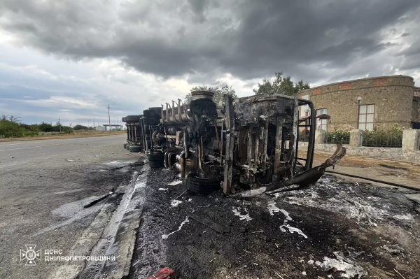 На Дніпропетровщині перекинулася та спалахнула вантажівка, водій потрапив до лікарні. ФОТО | новини Дніпра