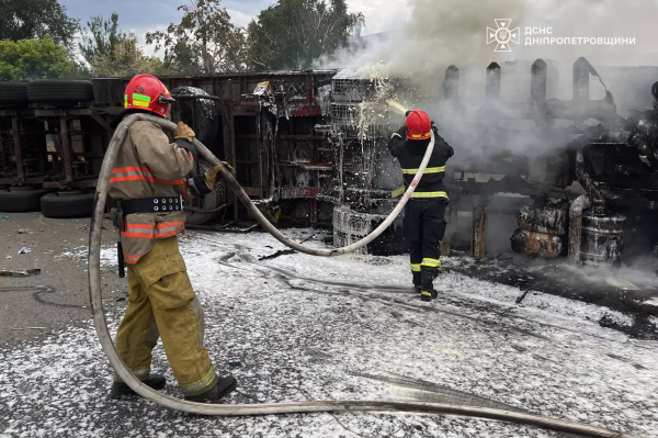 На Дніпропетровщині перекинулася та спалахнула вантажівка, водій потрапив до лікарні. ФОТО | новини Дніпра