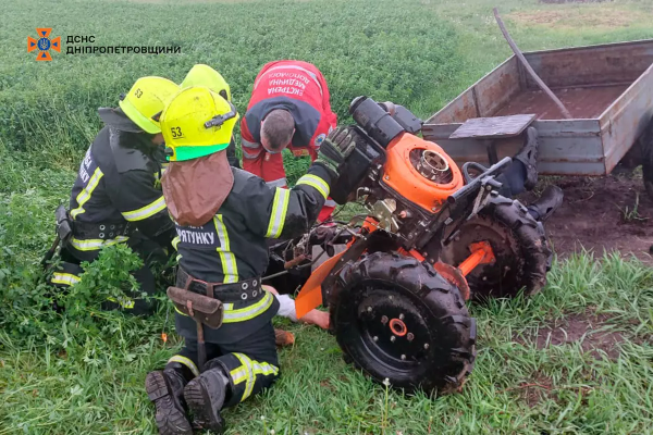 На Дніпропетровщині рятувальники допомогли чоловіку, якого травмував його власний мотоблок. ФОТО | новини Дніпра