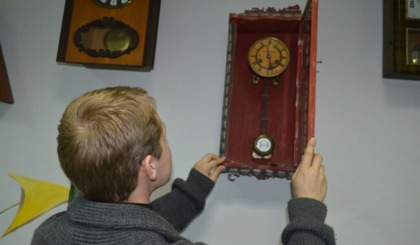 Ветеран войны пожертвовал музею коллекцию часов - Общество