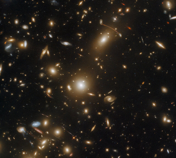 Hubble сфотографировал гигантское скопление галактик  - Общество
