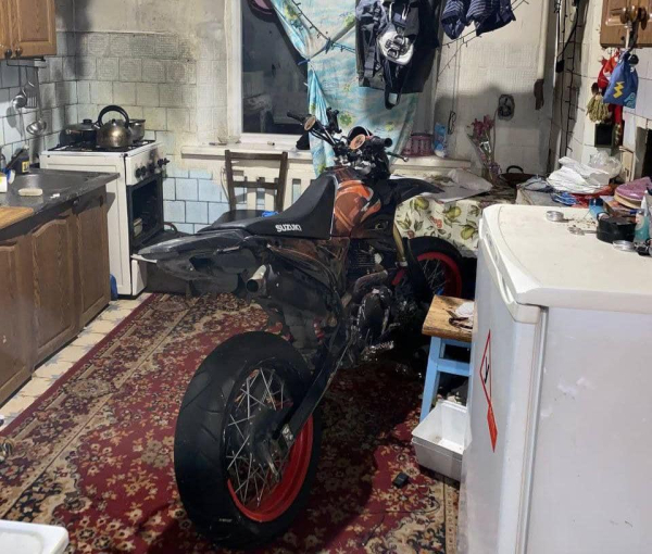 Викрав мотоцикл та запхав його до власної кухні - у Дніпрі затримали злодія  | новини Дніпра