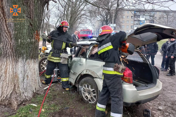 На Дніпропетровщині легковик влетів у дерево, є загиблі та поранені. ФОТО | новини Дніпра