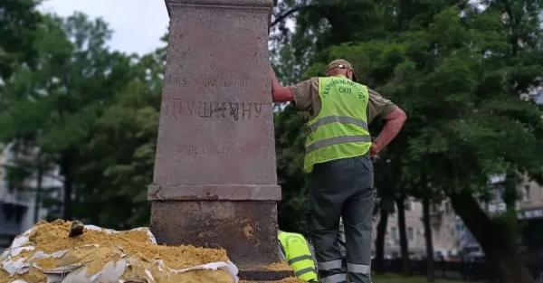 В центре Харькова демонтировали постамент памятника Пушкину - Общество
