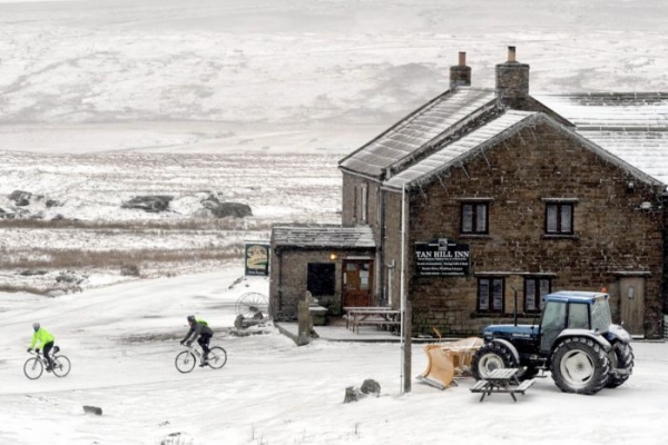 В Британии любители пива застряли в пабе на три дня: его замело снегом