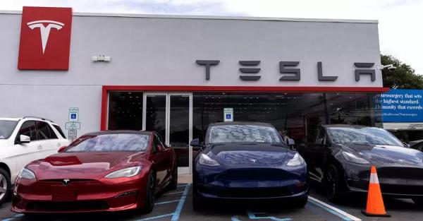 Tesla отзывает 1,8 миллиона автомобилей из-за риска отсоединения капота - Общество