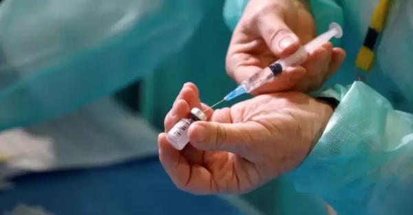 Pfizer, AstraZeneca и Moderna уже разрабатывают вакцину против "омикрона" - Общество