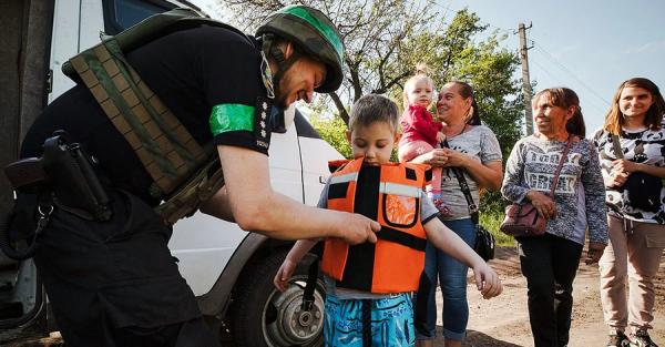 Полицейские спасли четырех детей из-под обстрелов в Торецке - Общество